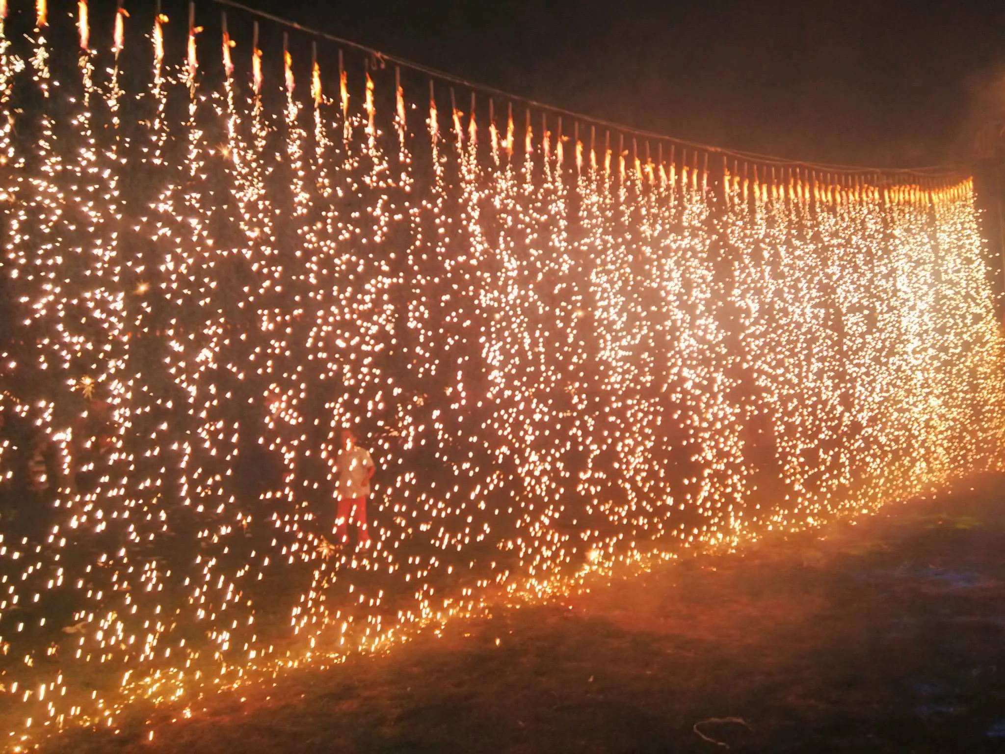 Ankara baby shower için altın perde ve balon duvarı