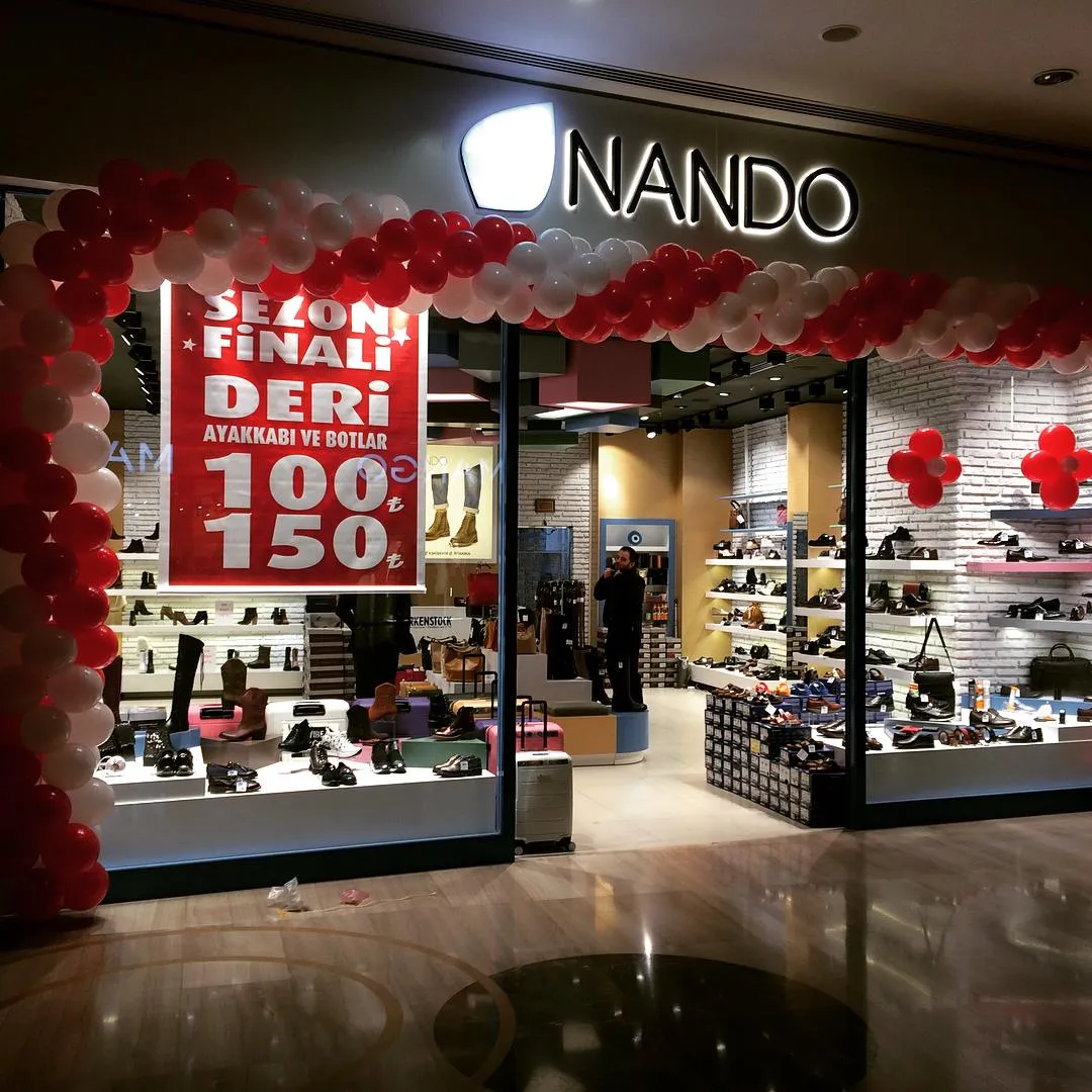 Ankara mağaza vitrini için baby shower süslemesi