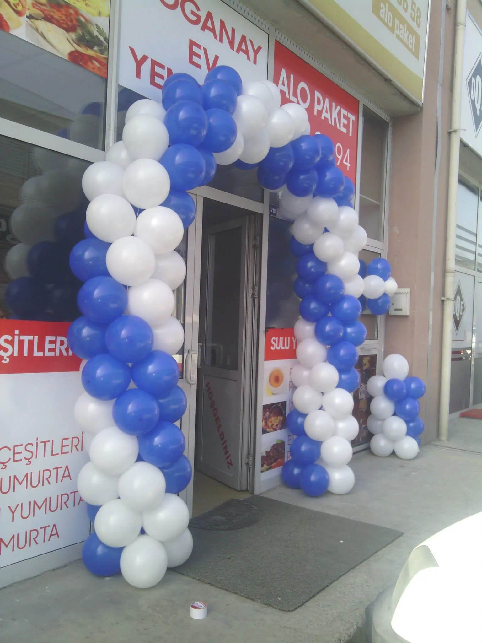 Ankara doğum günü için mavi beyaz kapı balon kemeri