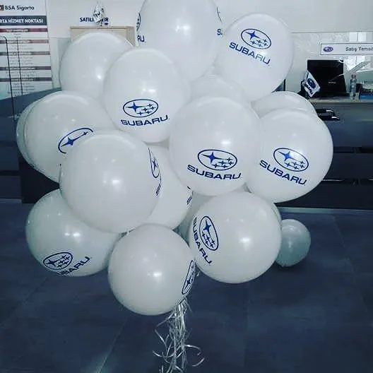 İzmir mağaza için kırmızı beyaz balonlar