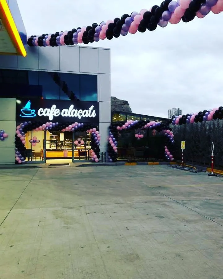 İzmir parti açılışı için balon süslemesi