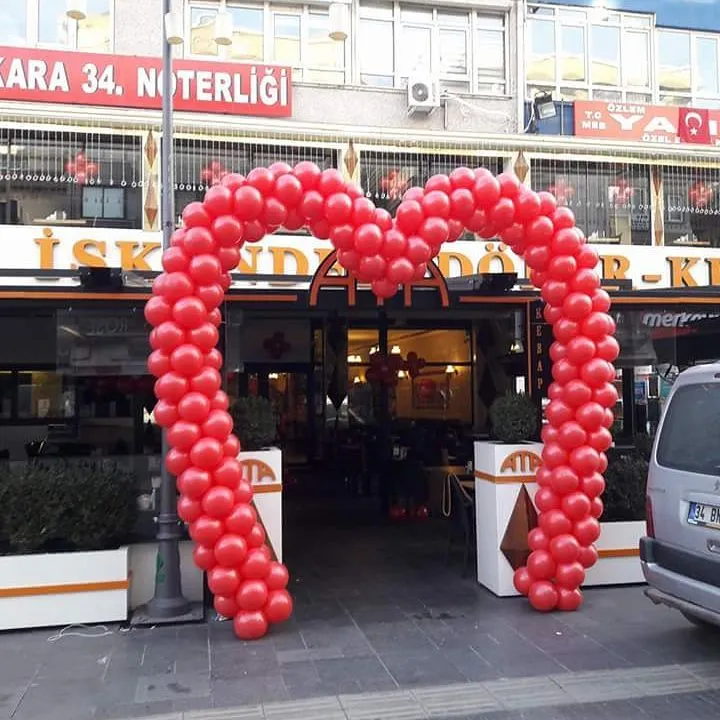 Pursaklar mağaza açılışı için kırmızı kalp şeklinde balon kemer