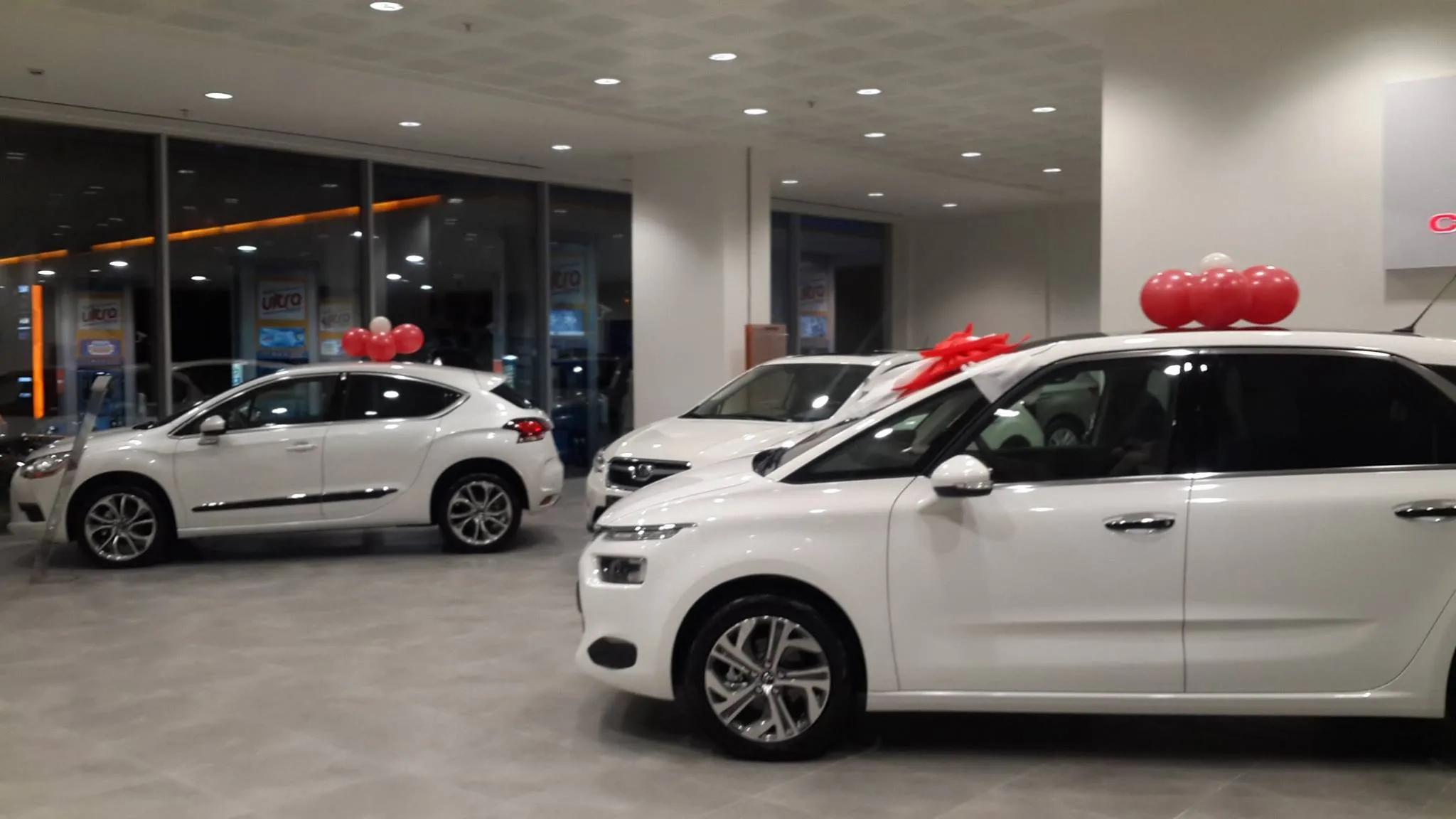 Yenimahalle Batıkent nişan organizasyonu için altın renkli balon duvarı süslemesi